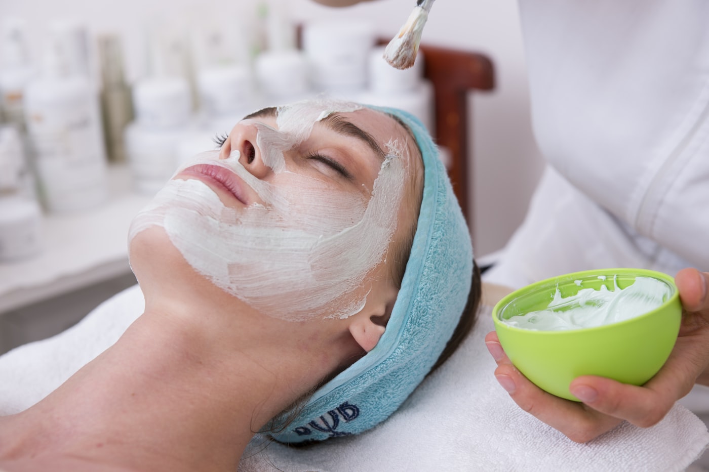 Aplicación de tratamiento facial en consulta